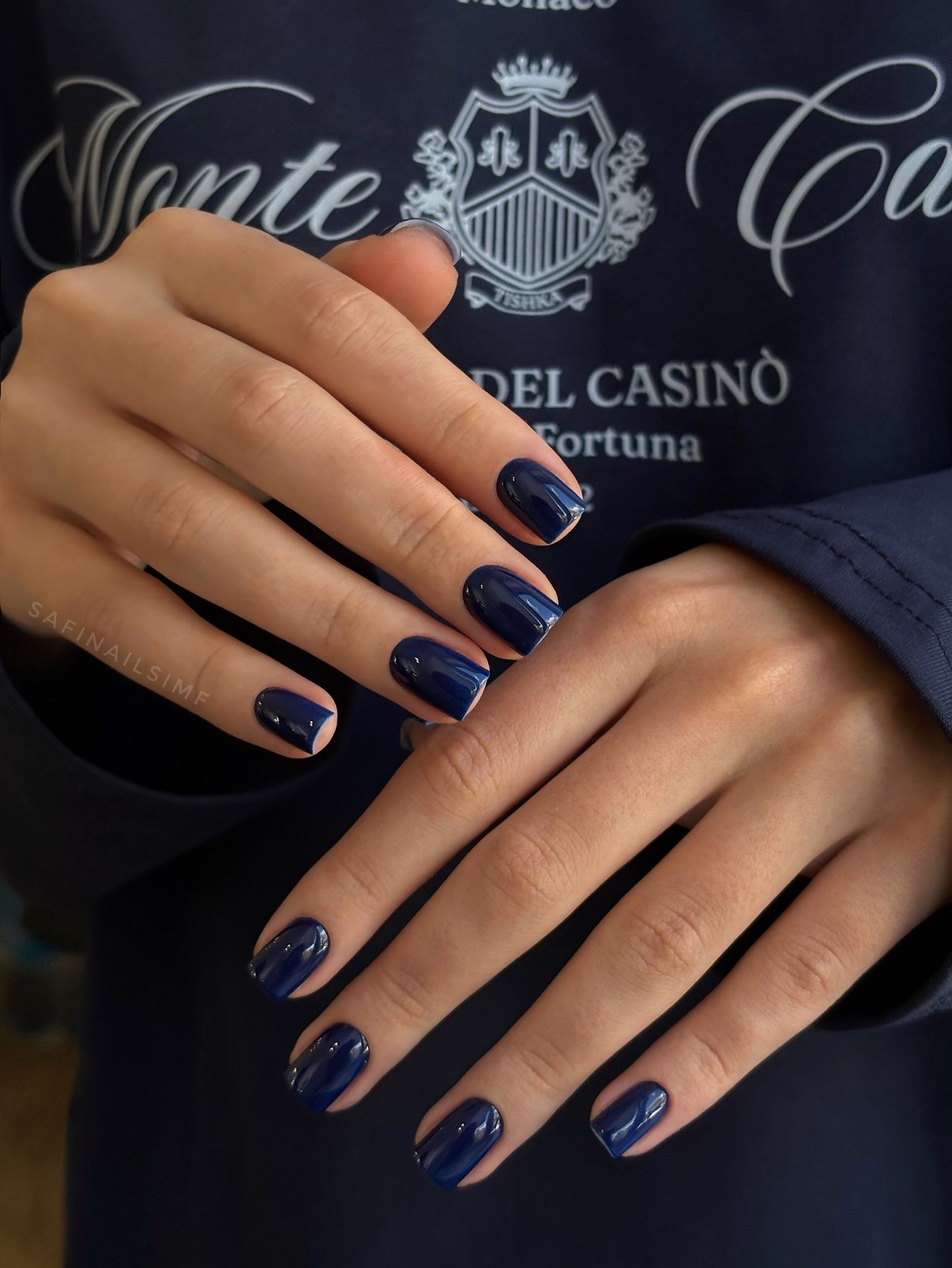 Темний манікюр весни 2026, який виглядає легше за нюд