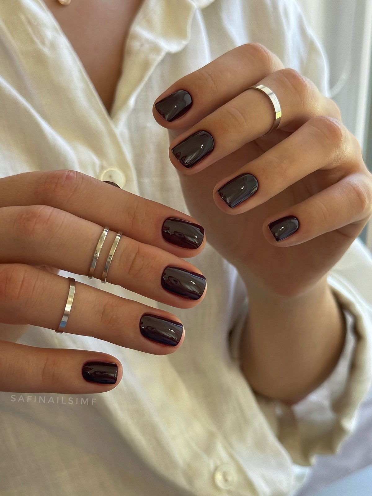 Темний манікюр весни 2026, який виглядає легше за нюд