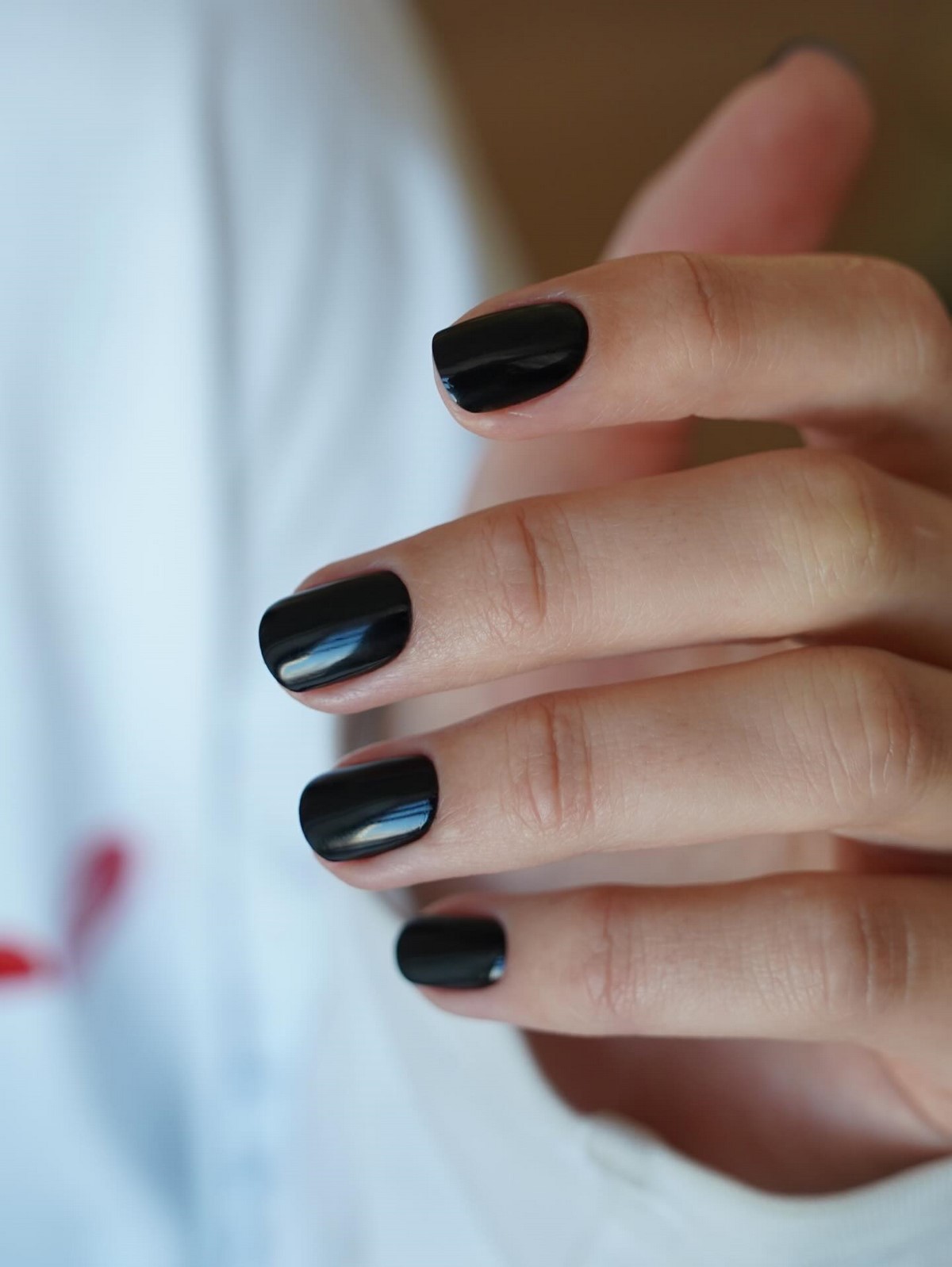 Темний манікюр весни 2026, який виглядає легше за нюд