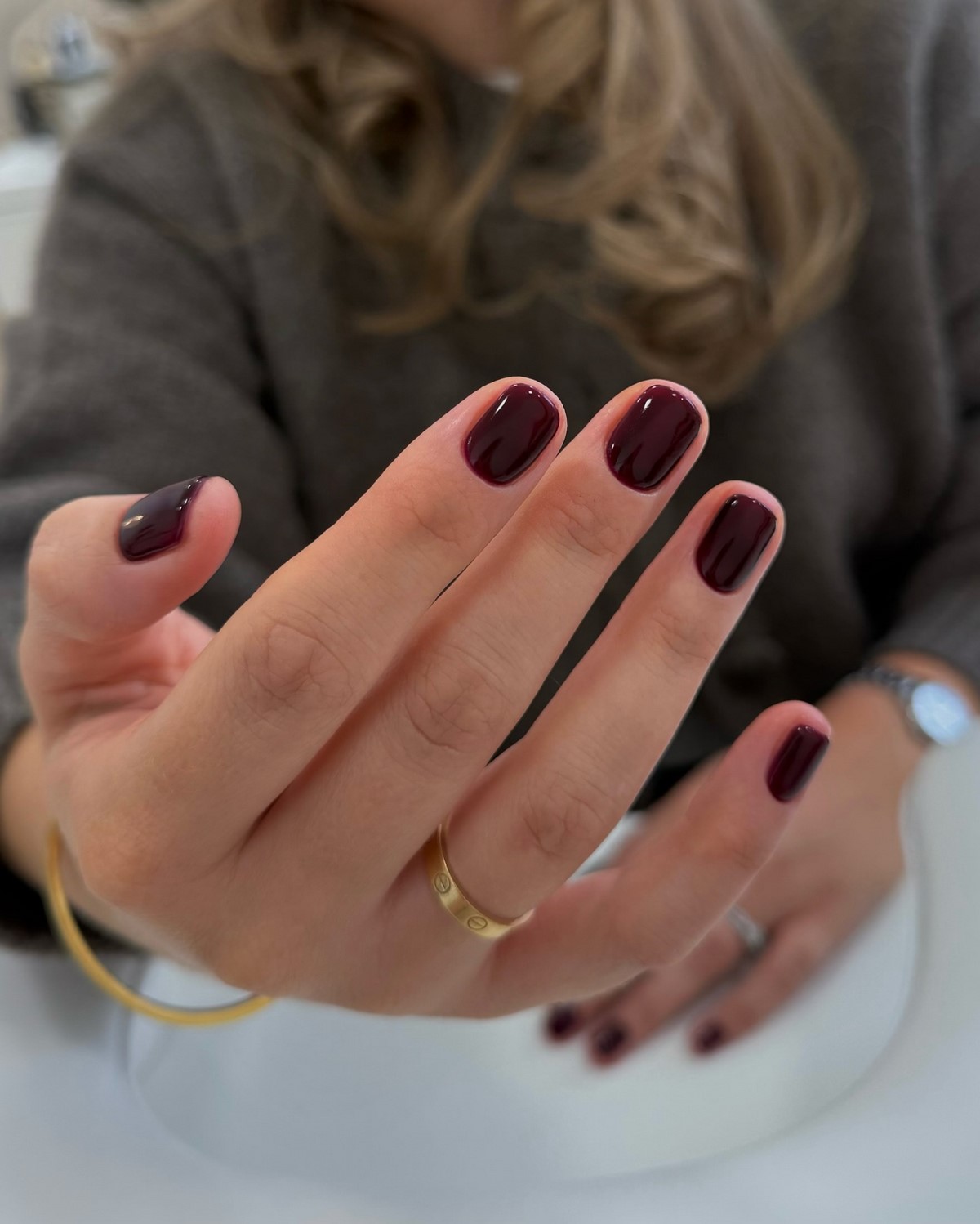 Темний манікюр весни 2026, який виглядає легше за нюд