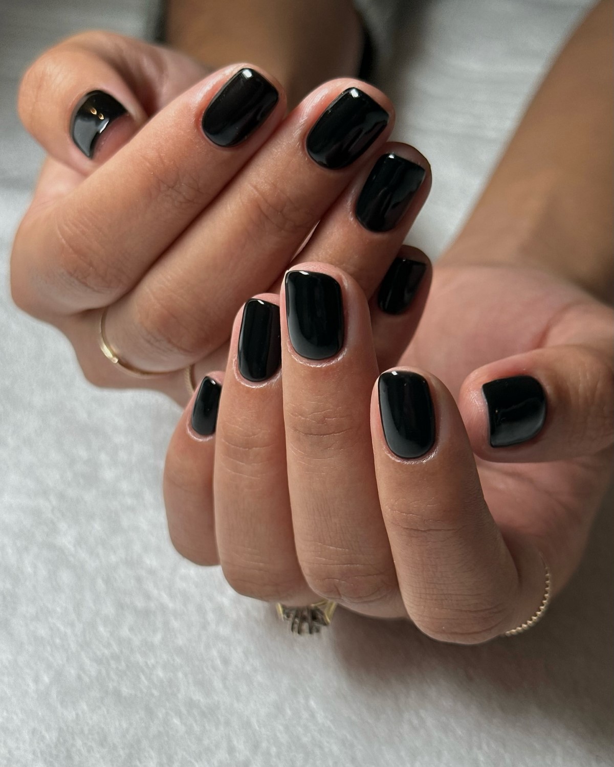 Темний манікюр весни 2026, який виглядає легше за нюд