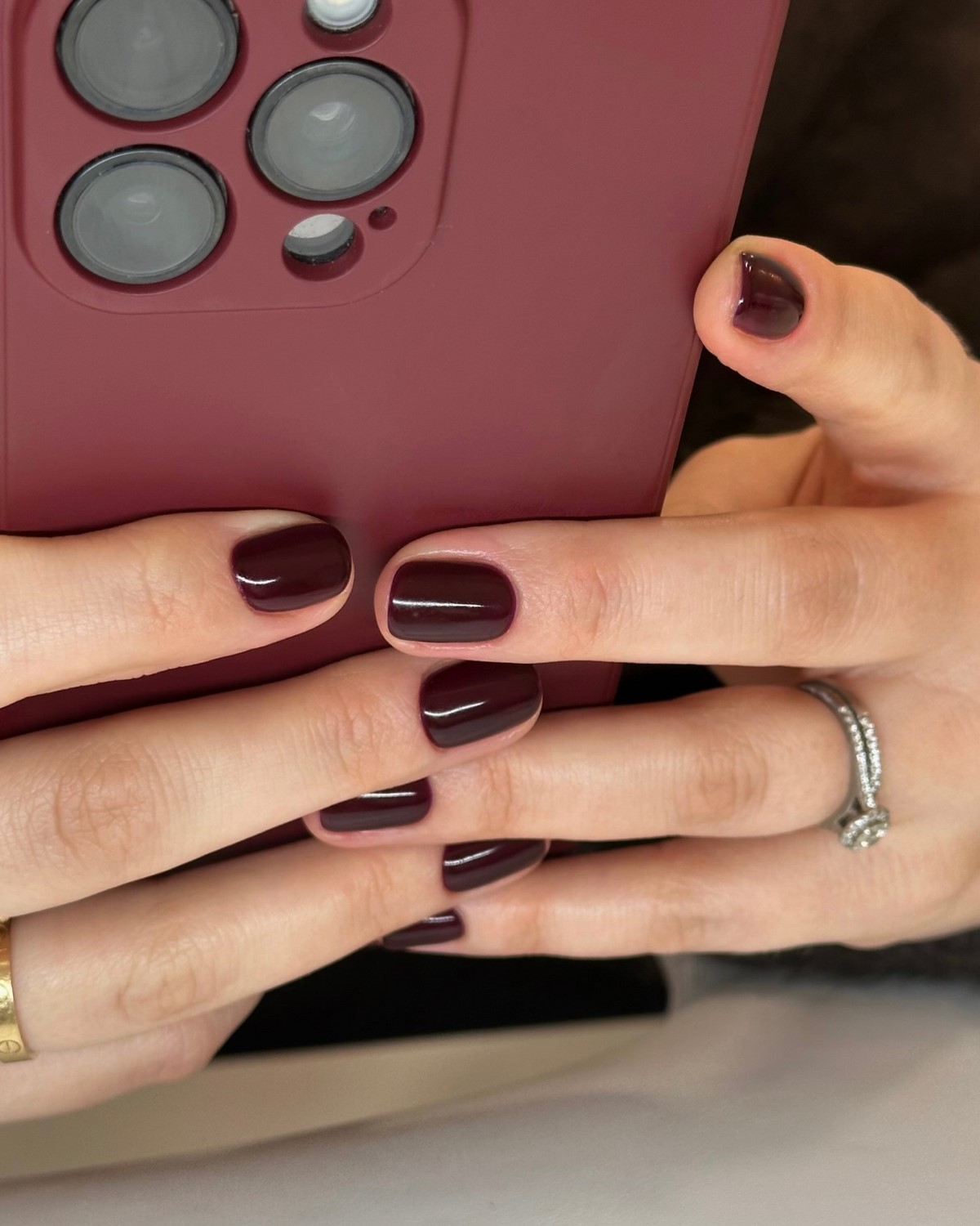 Темний манікюр весни 2026, який виглядає легше за нюд