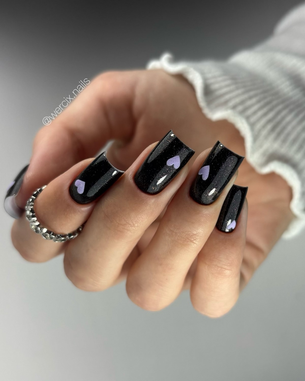 Темний манікюр весни 2026, який виглядає легше за нюд