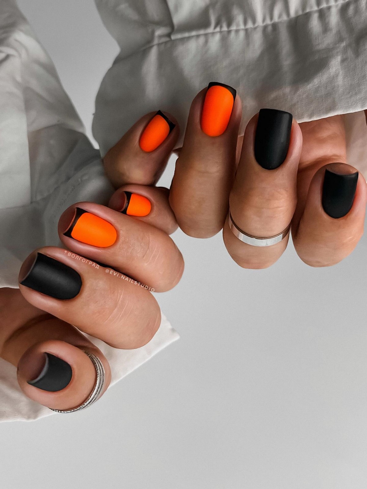 Темний манікюр весни 2026, який виглядає легше за нюд