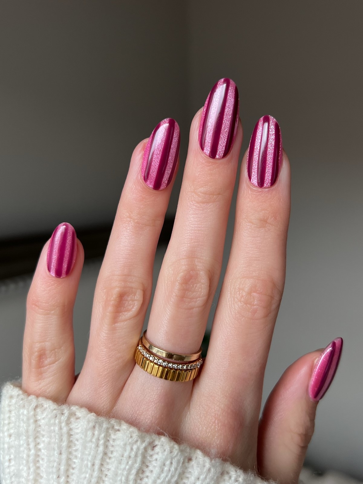 Темний манікюр весни 2026, який виглядає легше за нюд