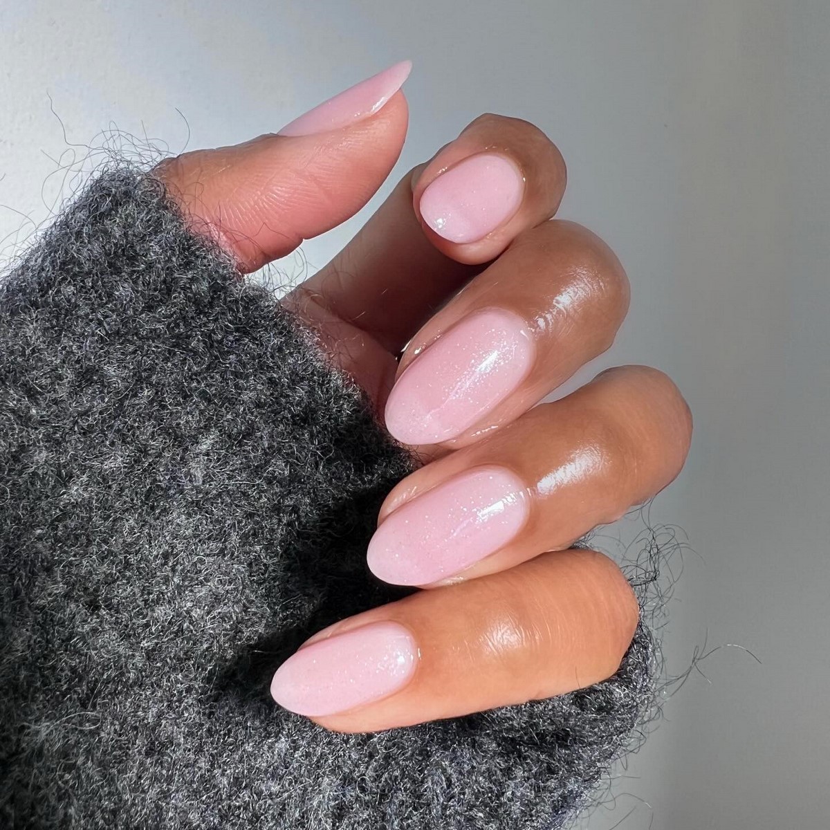 Весняний манікюр 2026: трендові кольори, які обирають зараз