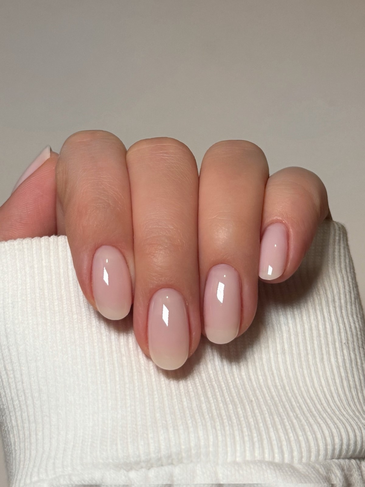 Весняний манікюр 2026: трендові кольори, які обирають зараз