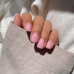 Ефект розмитих нігтів у манікюрі квітня 2026