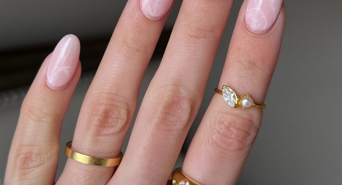 Світлий манікюр без щільного покриття і декору