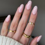 Світлий манікюр без щільного покриття і декору