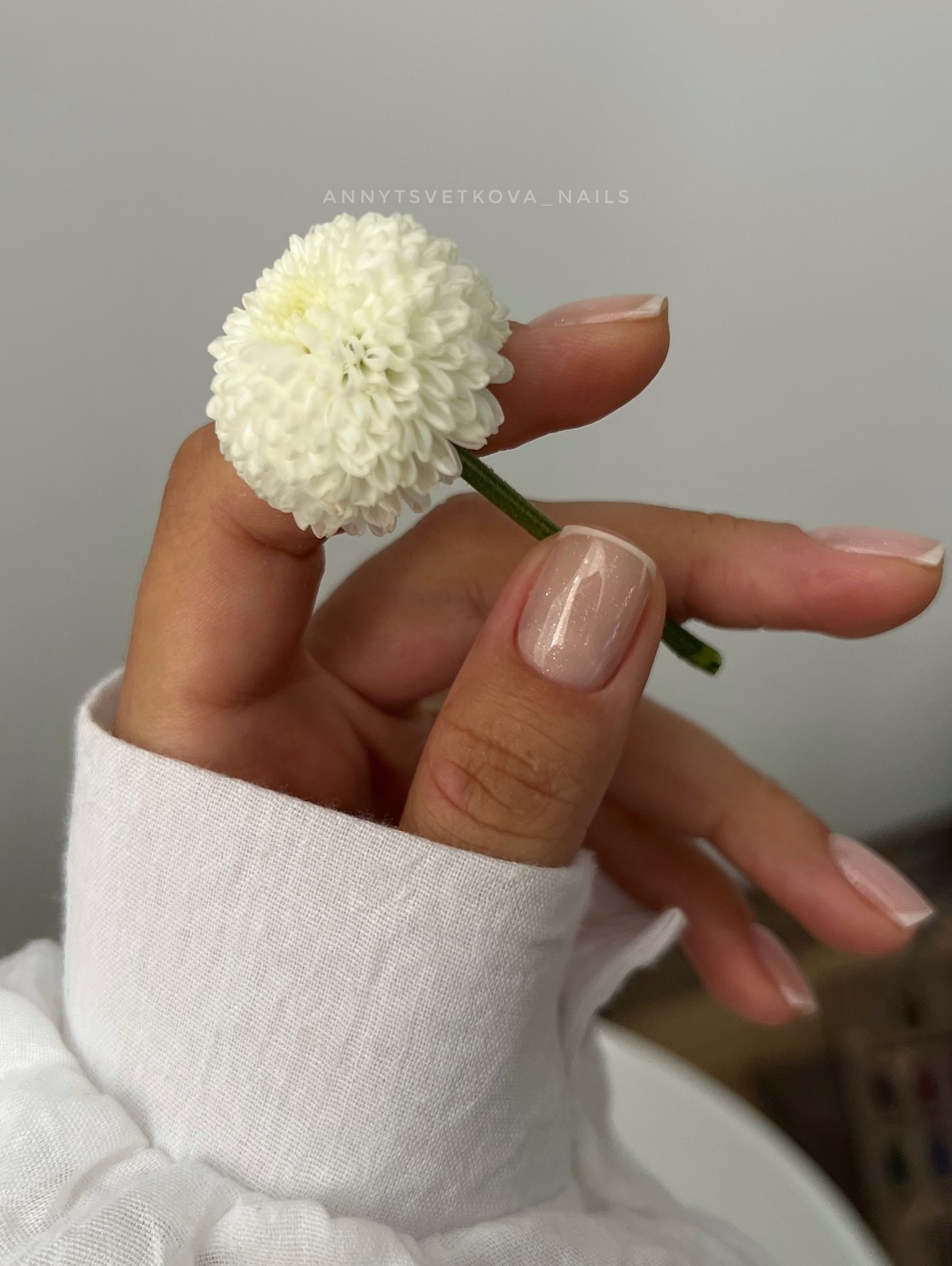 Ефект фільтра і розмитих нігтів у манікюрі на квітень 2026