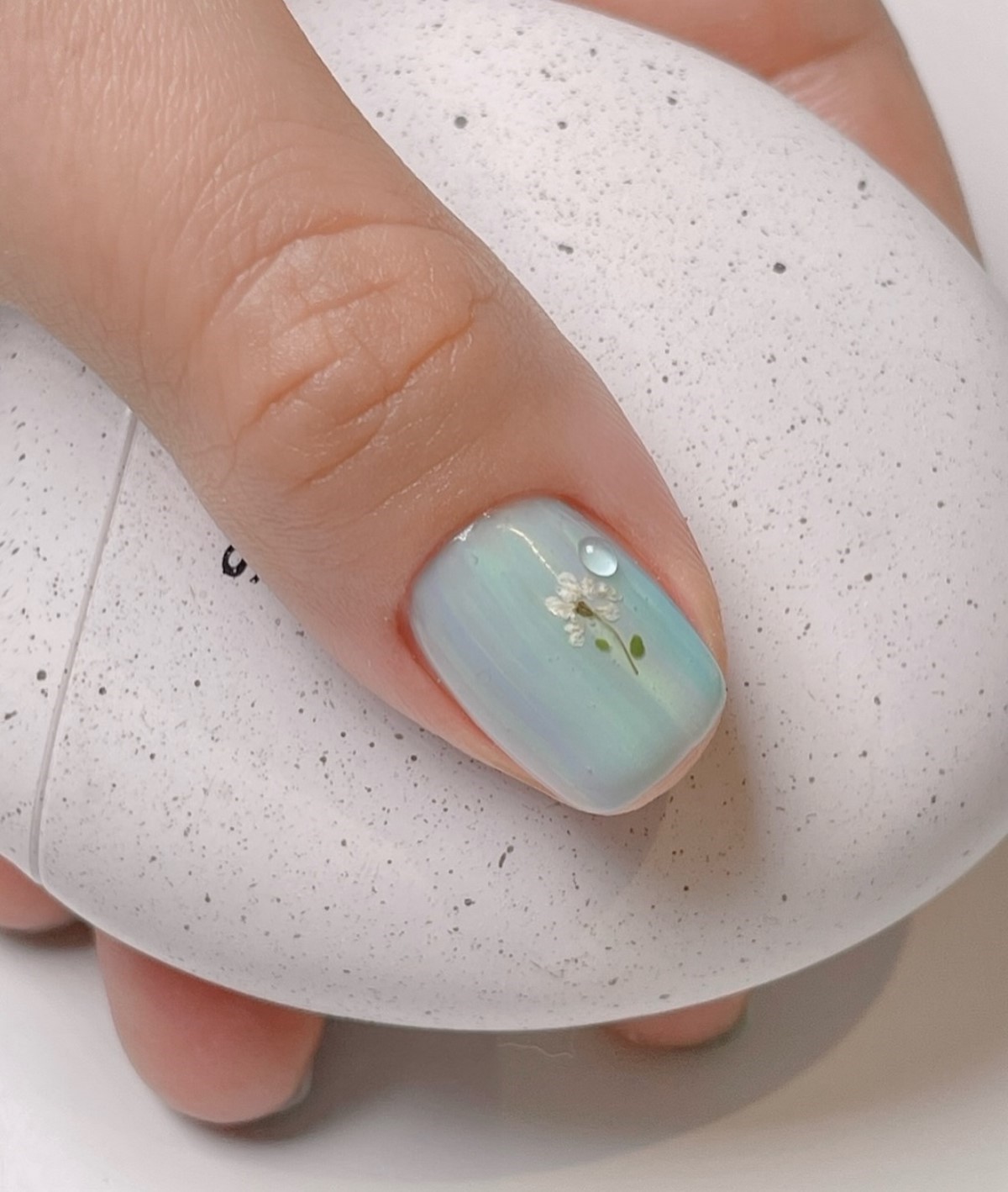 Манікюр на травень 2026 для коротких нігтів