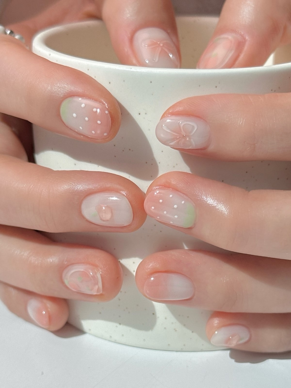 Світлий манікюр без щільного покриття і декору