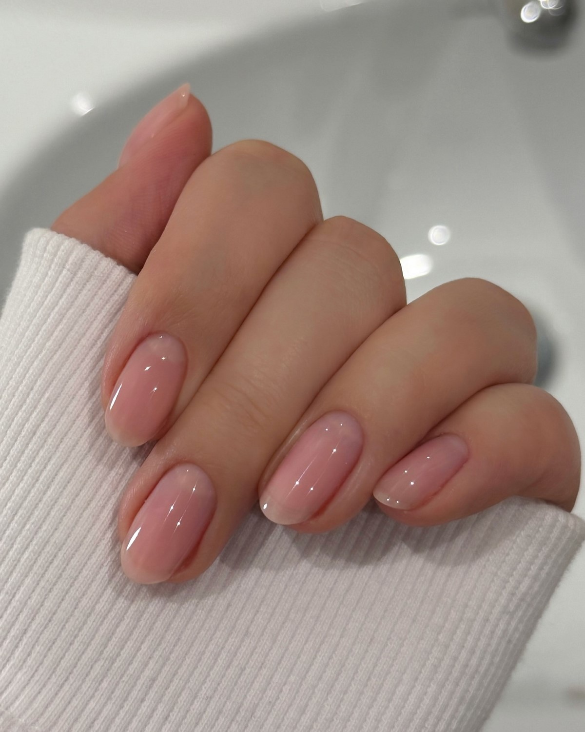 Світлий манікюр без щільного покриття і декору