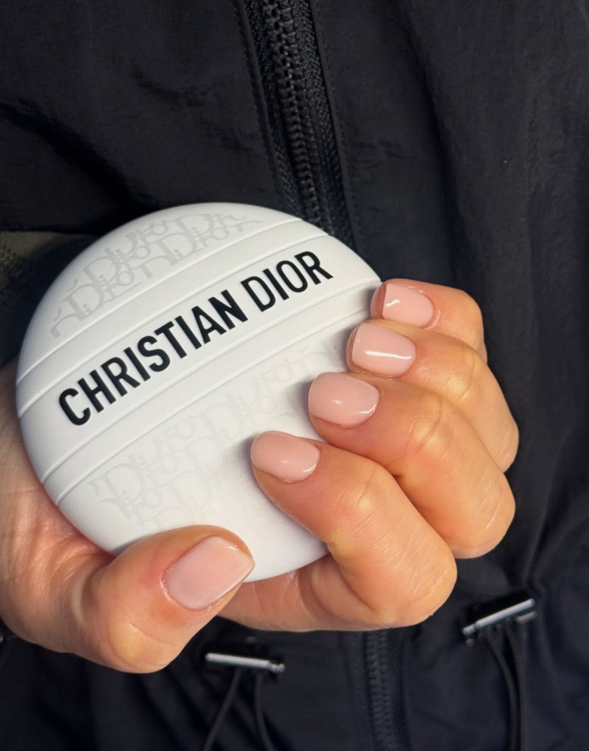 Колір, який вважають дорогим, але він дешевить руки