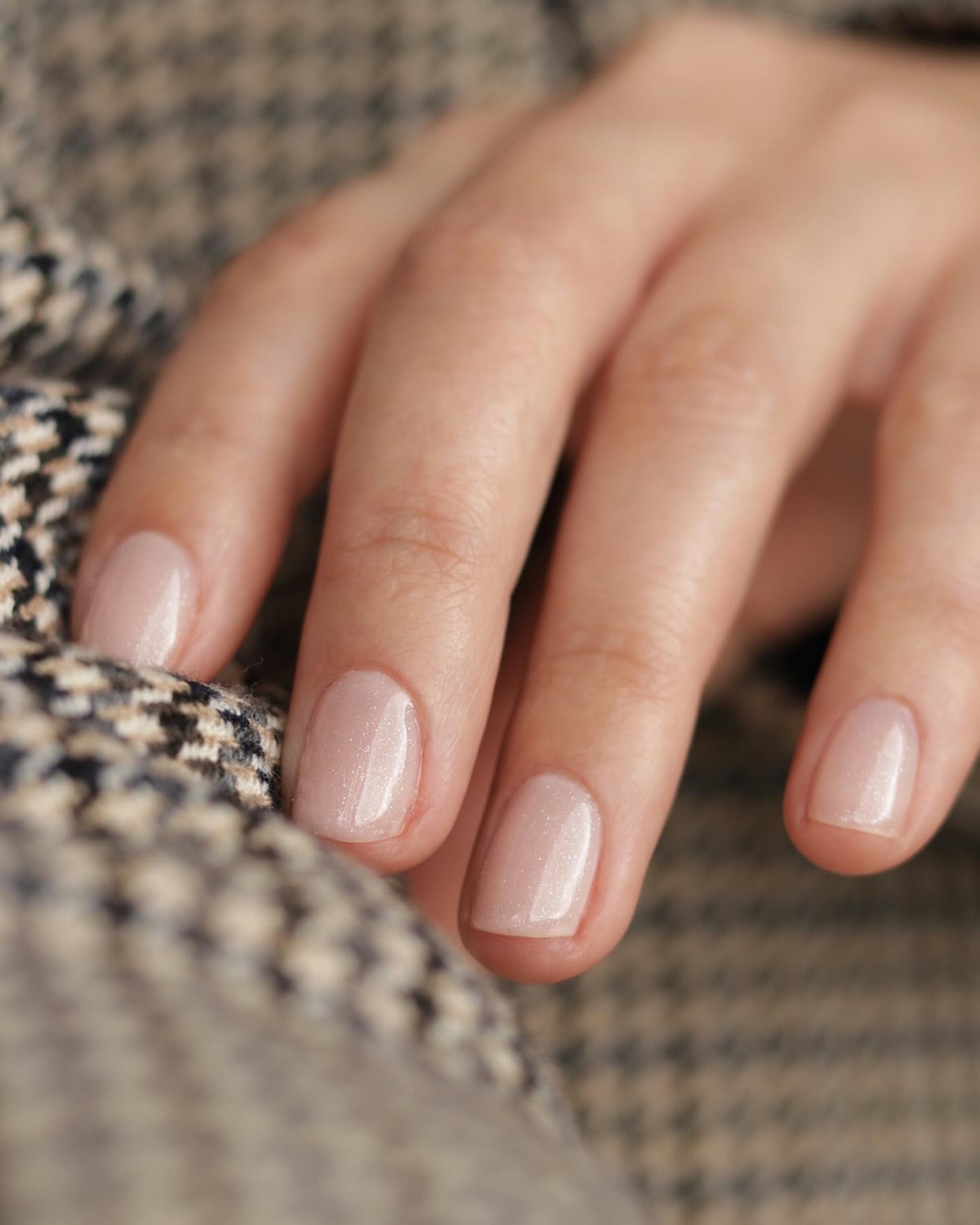 Світлий манікюр без щільного покриття і декору