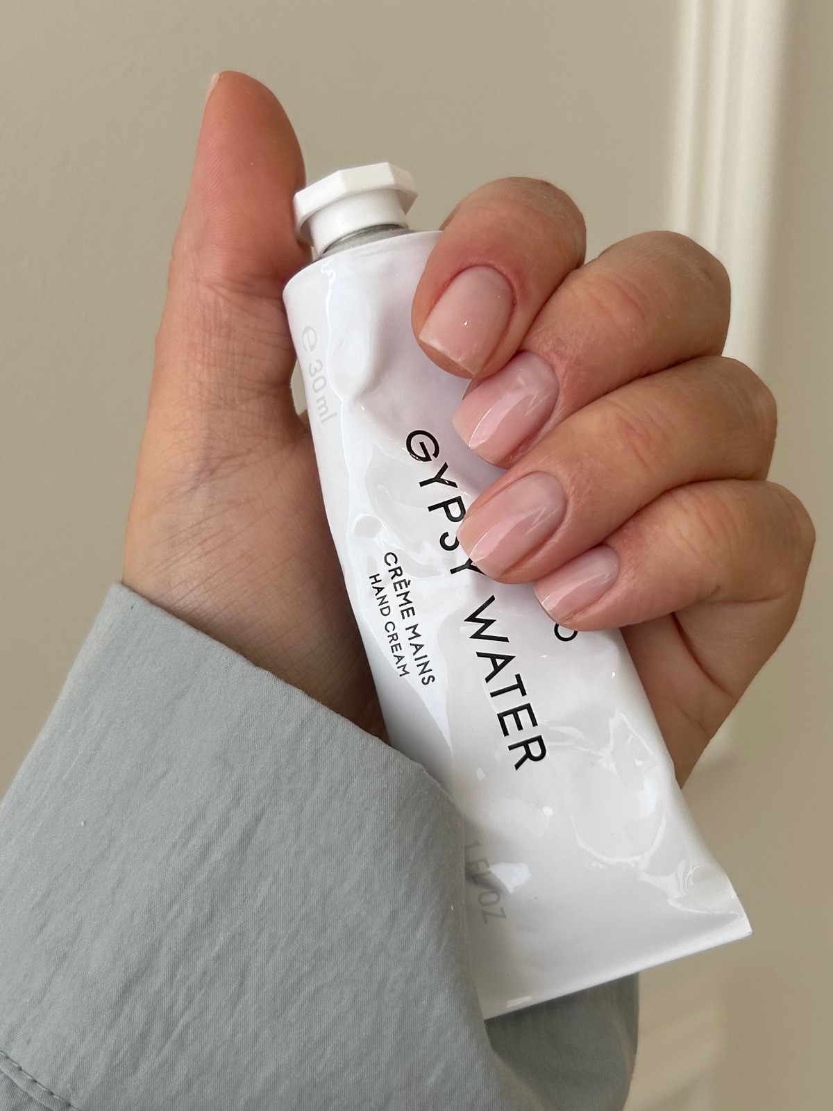 Колір, який вважають дорогим, але він дешевить руки