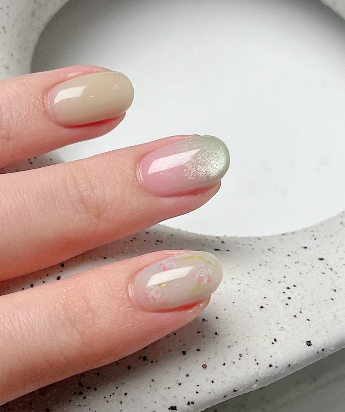 Манікюр на травень 2026 для коротких нігтів