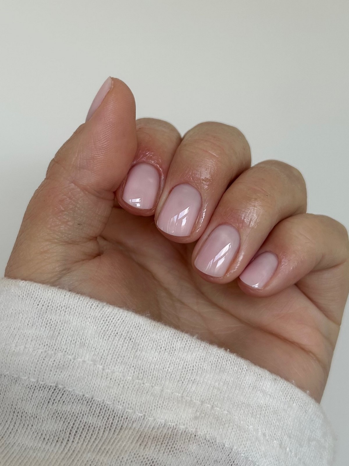 Світлий манікюр без щільного покриття і декору