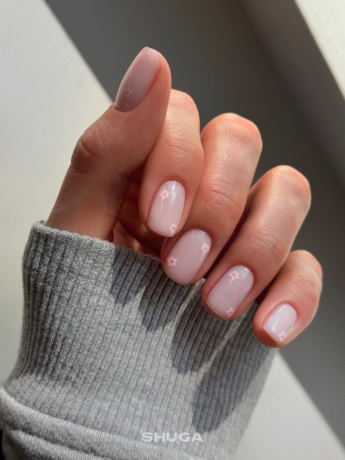 Світлий манікюр без щільного покриття і декору