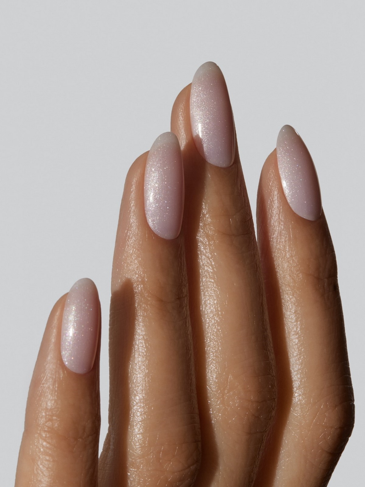 Ефект фільтра і розмитих нігтів у манікюрі на квітень 2026