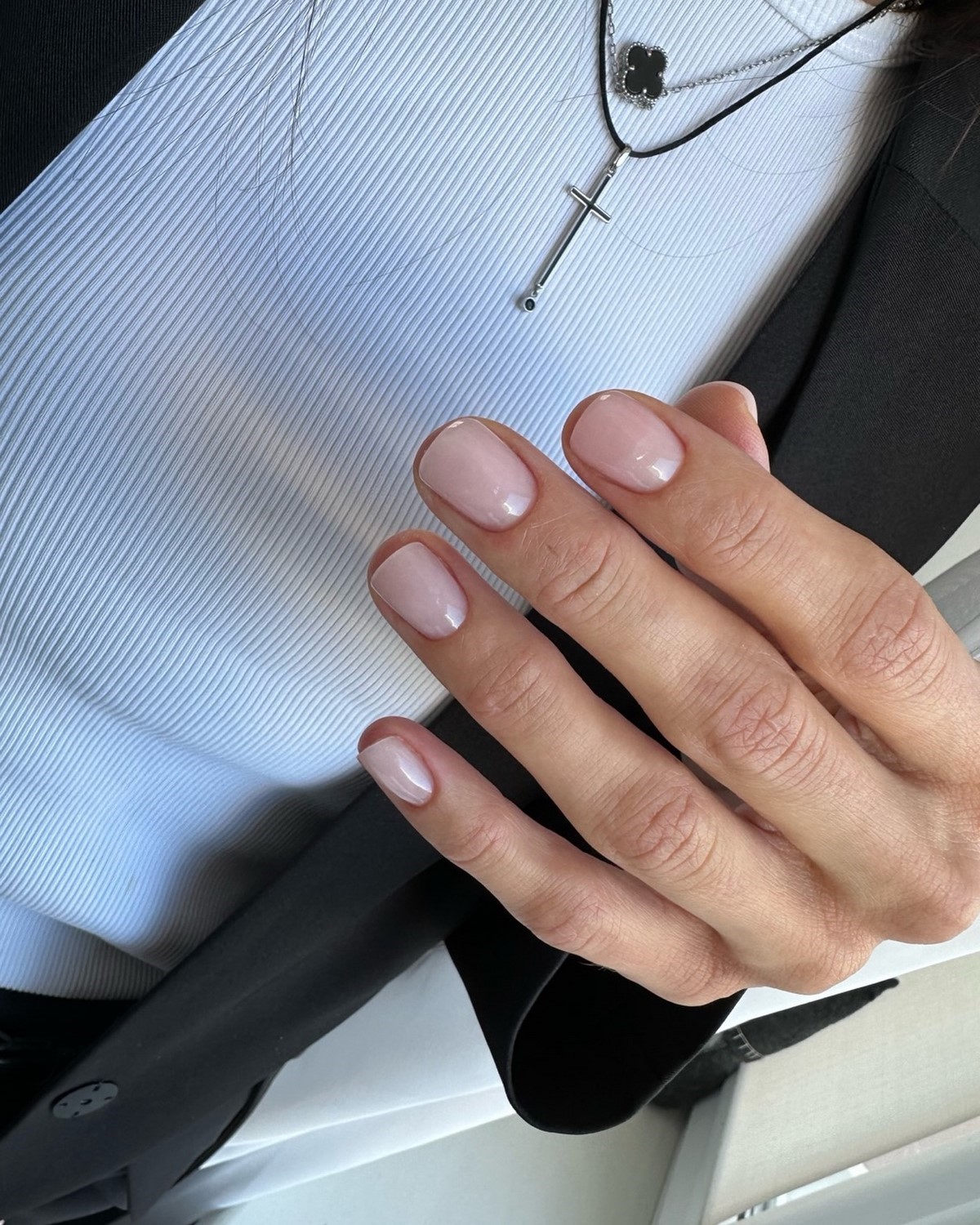 Ефект фільтра і розмитих нігтів у манікюрі на квітень 2026