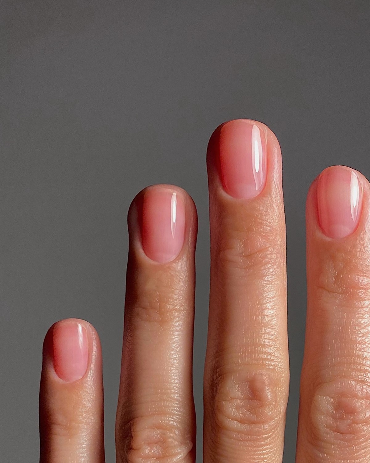 Ефект фільтра і розмитих нігтів у манікюрі на квітень 2026