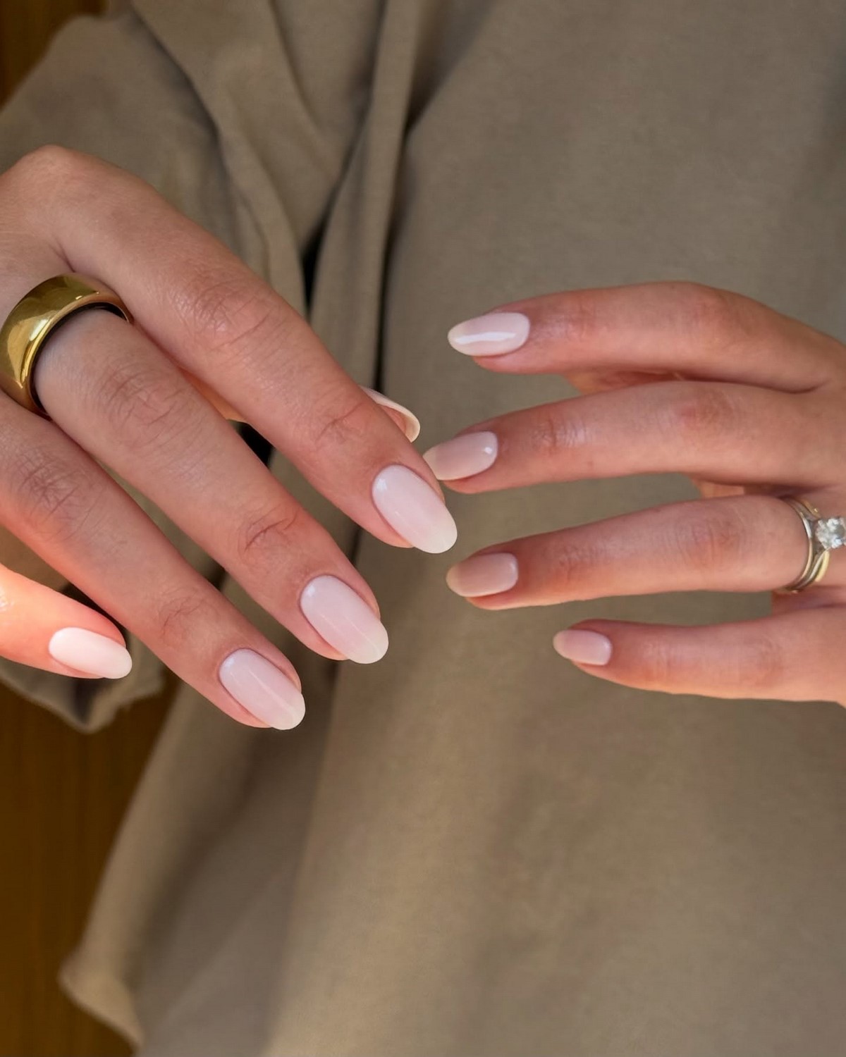 Ефект фільтра і розмитих нігтів у манікюрі на квітень 2026