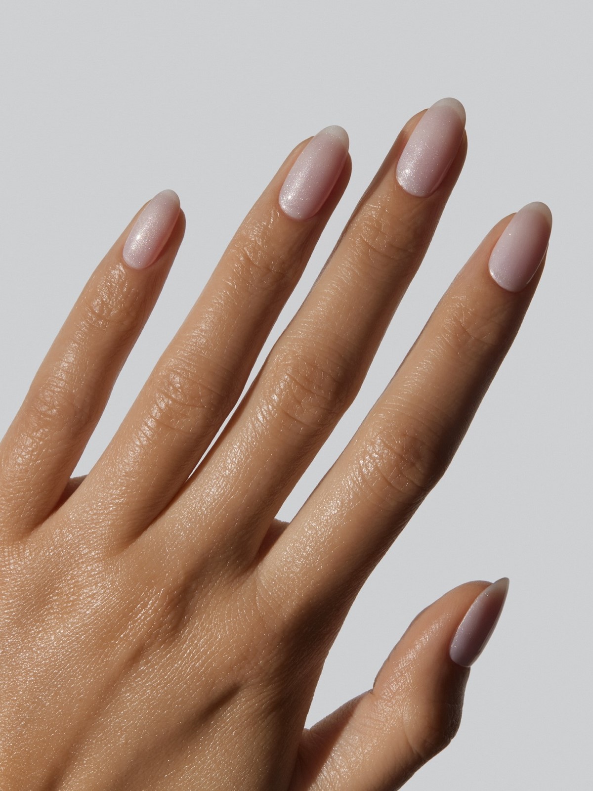 Ефект фільтра і розмитих нігтів у манікюрі на квітень 2026