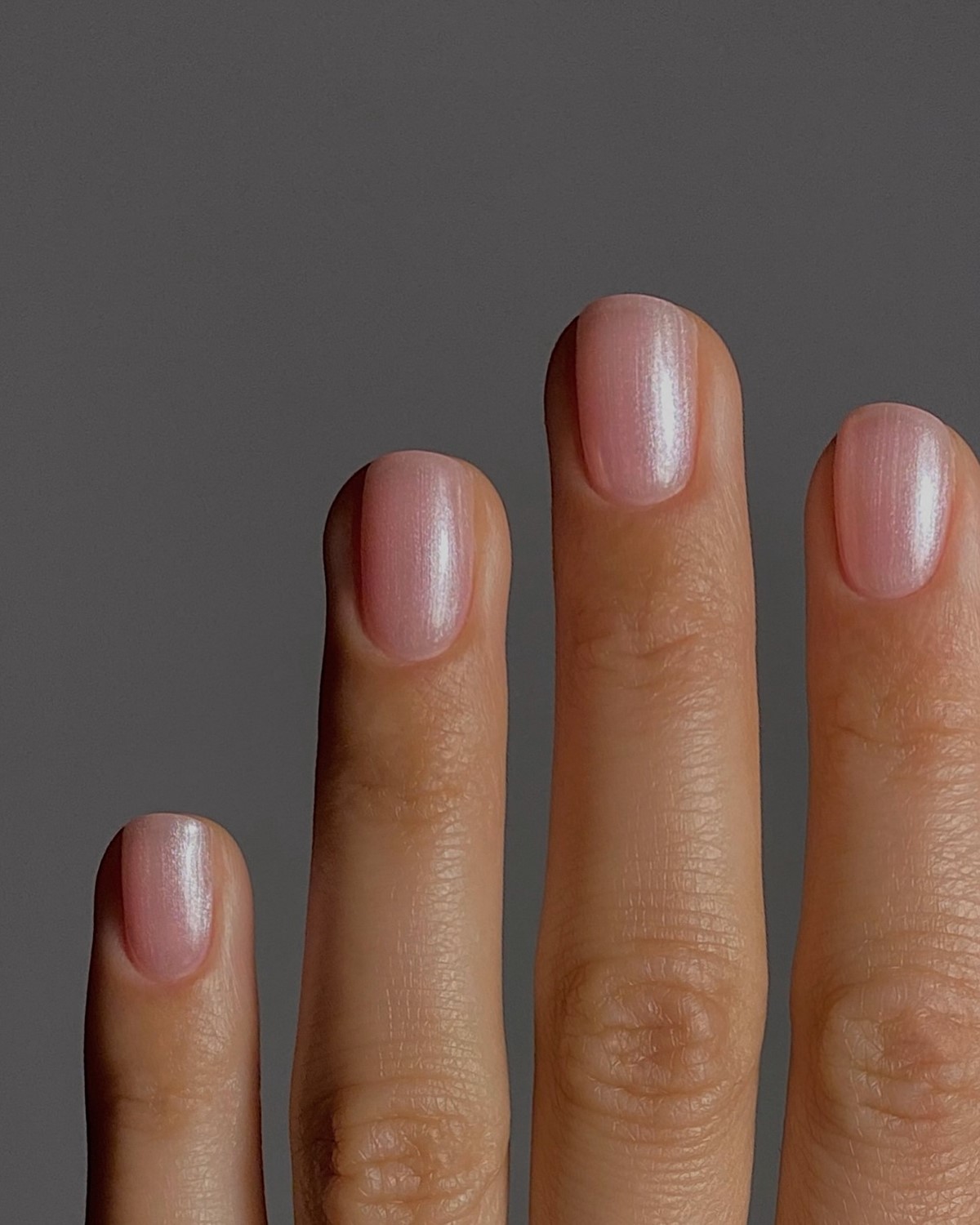 Ефект фільтра і розмитих нігтів у манікюрі на квітень 2026