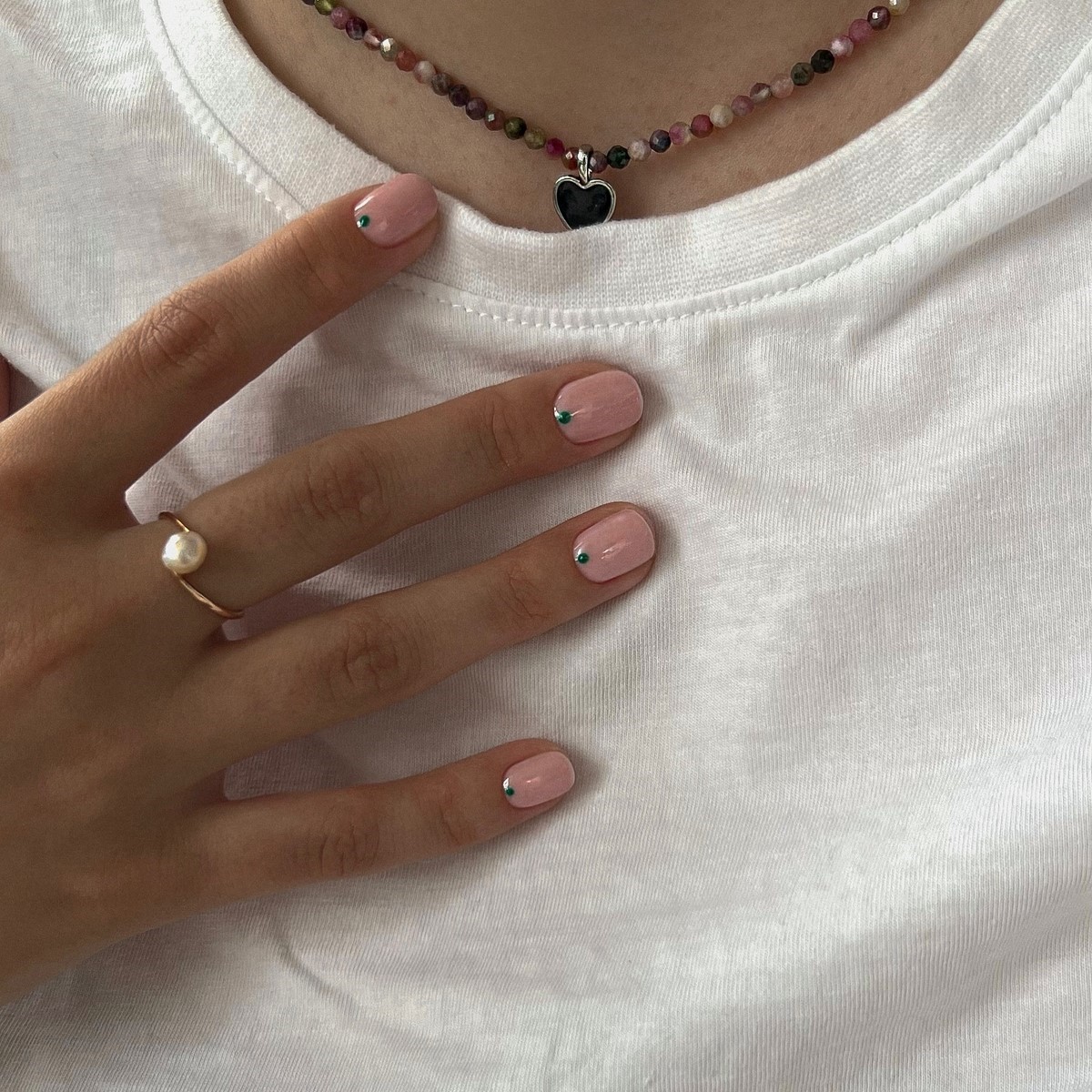 Манікюр на травень 2026 для коротких нігтів