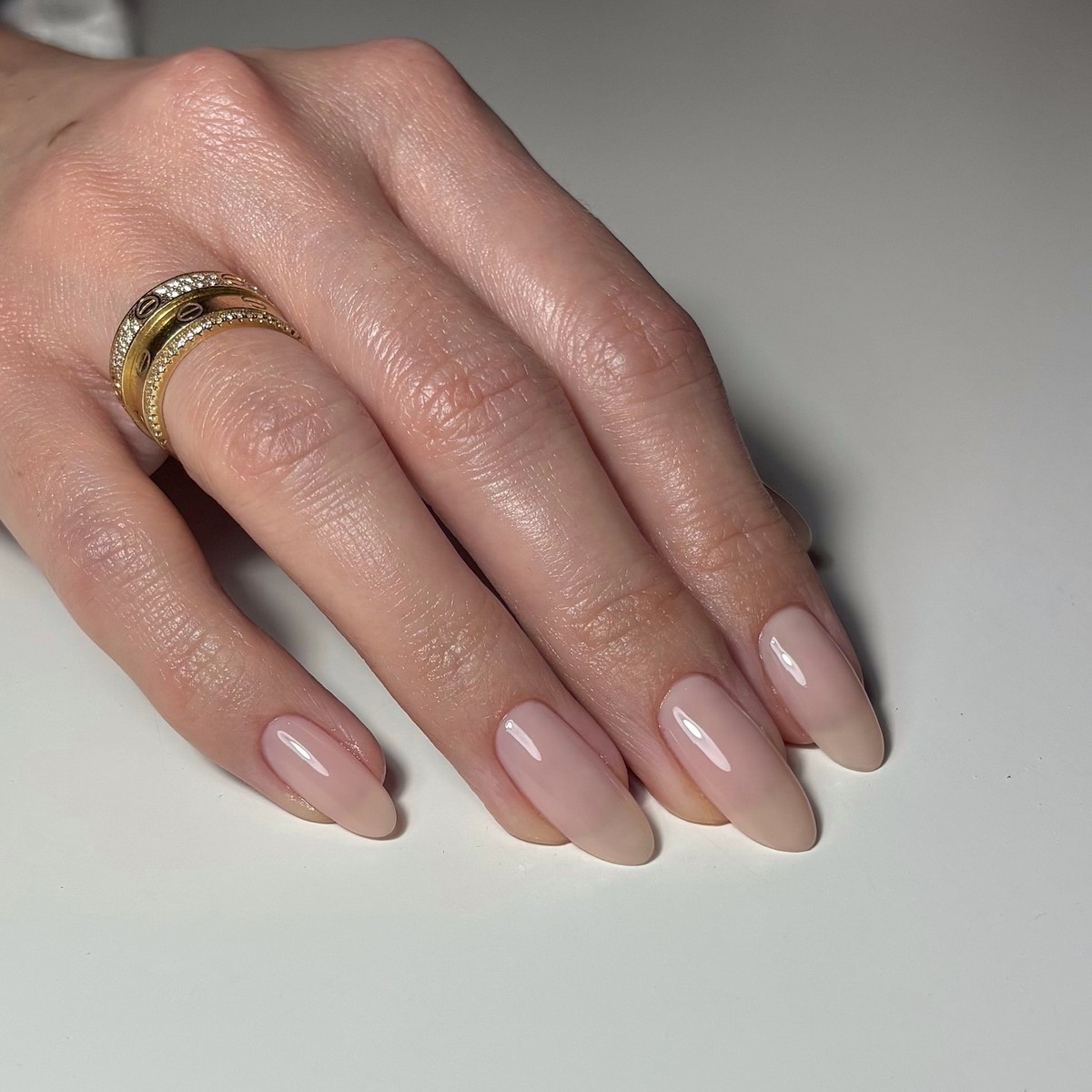 Світлий манікюр без щільного покриття і декору