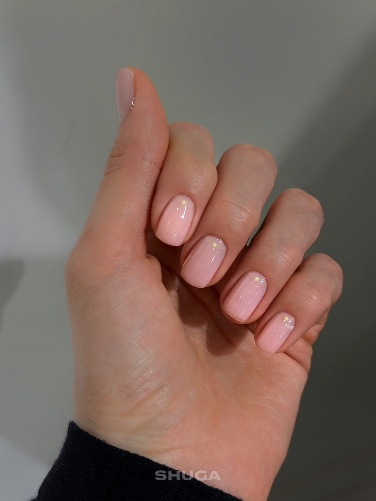 Світлий манікюр без щільного покриття і декору