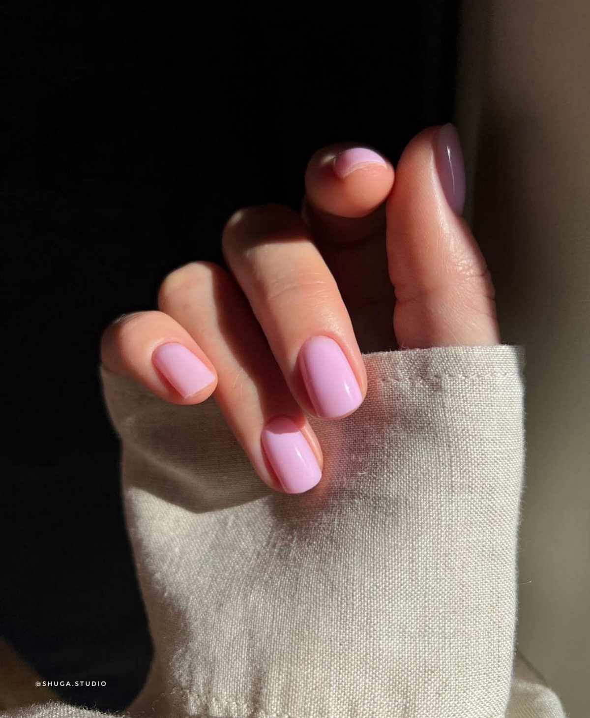 Світлий манікюр без щільного покриття і декору