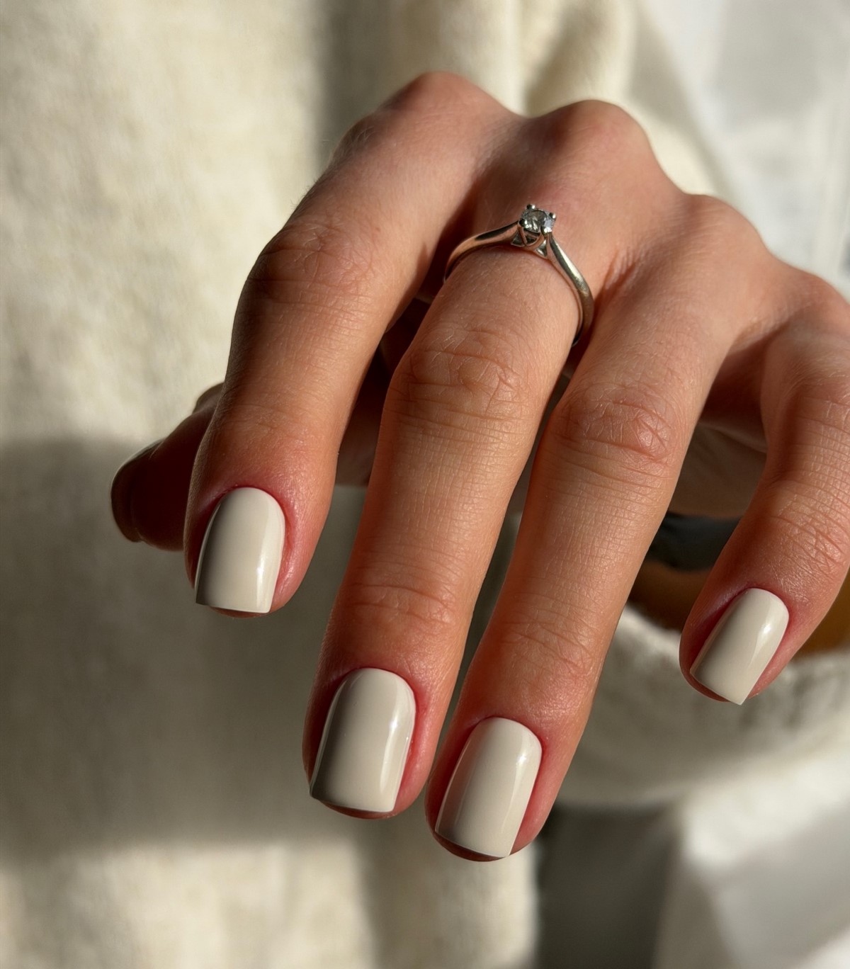 Світлий манікюр без щільного покриття і декору