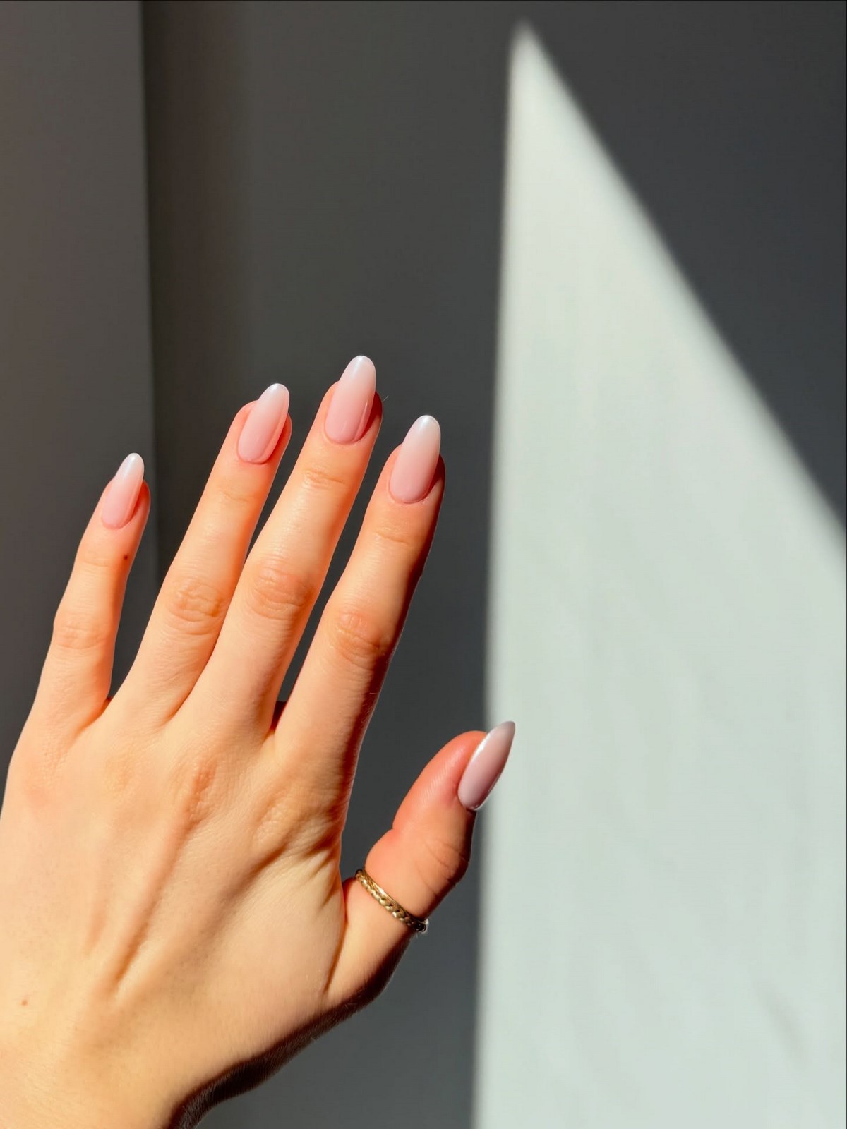 Світлий манікюр без щільного покриття і декору