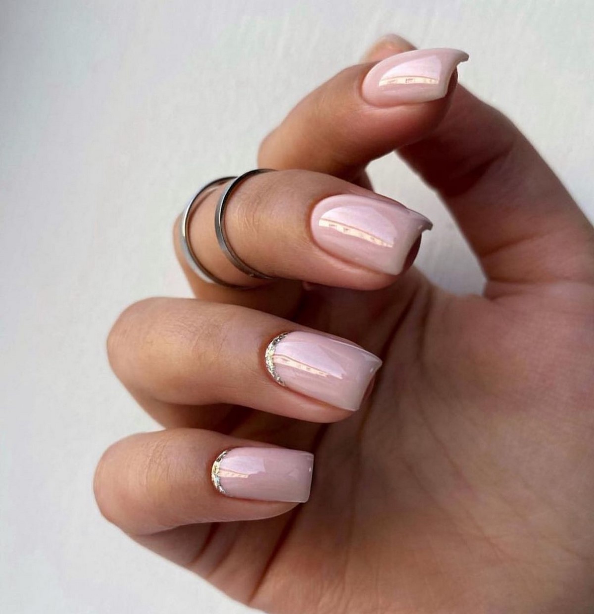 Світлий манікюр без щільного покриття і декору