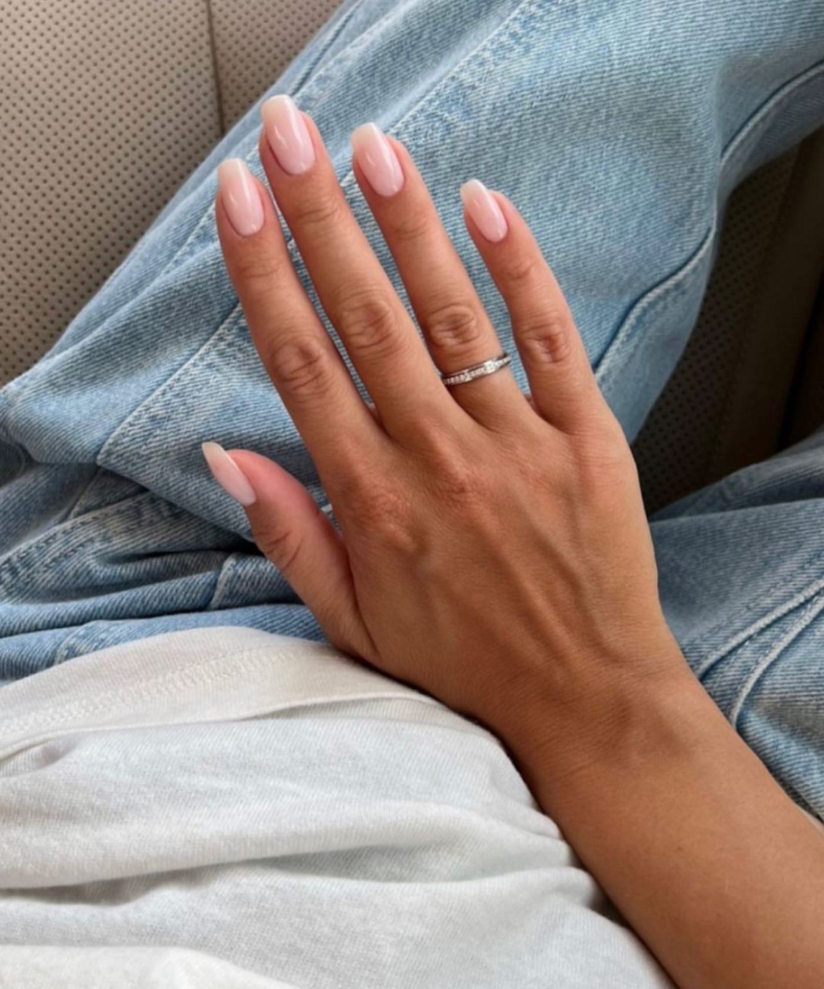 Світлий манікюр без щільного покриття і декору