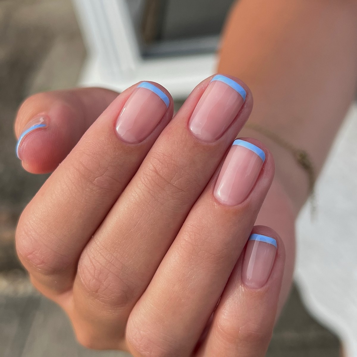 Світлий манікюр без щільного покриття і декору