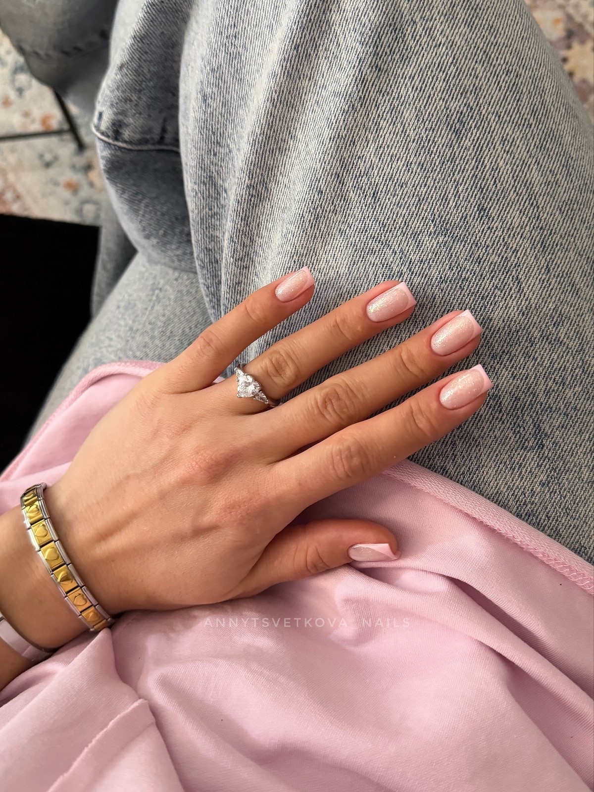 Світлий манікюр без щільного покриття і декору