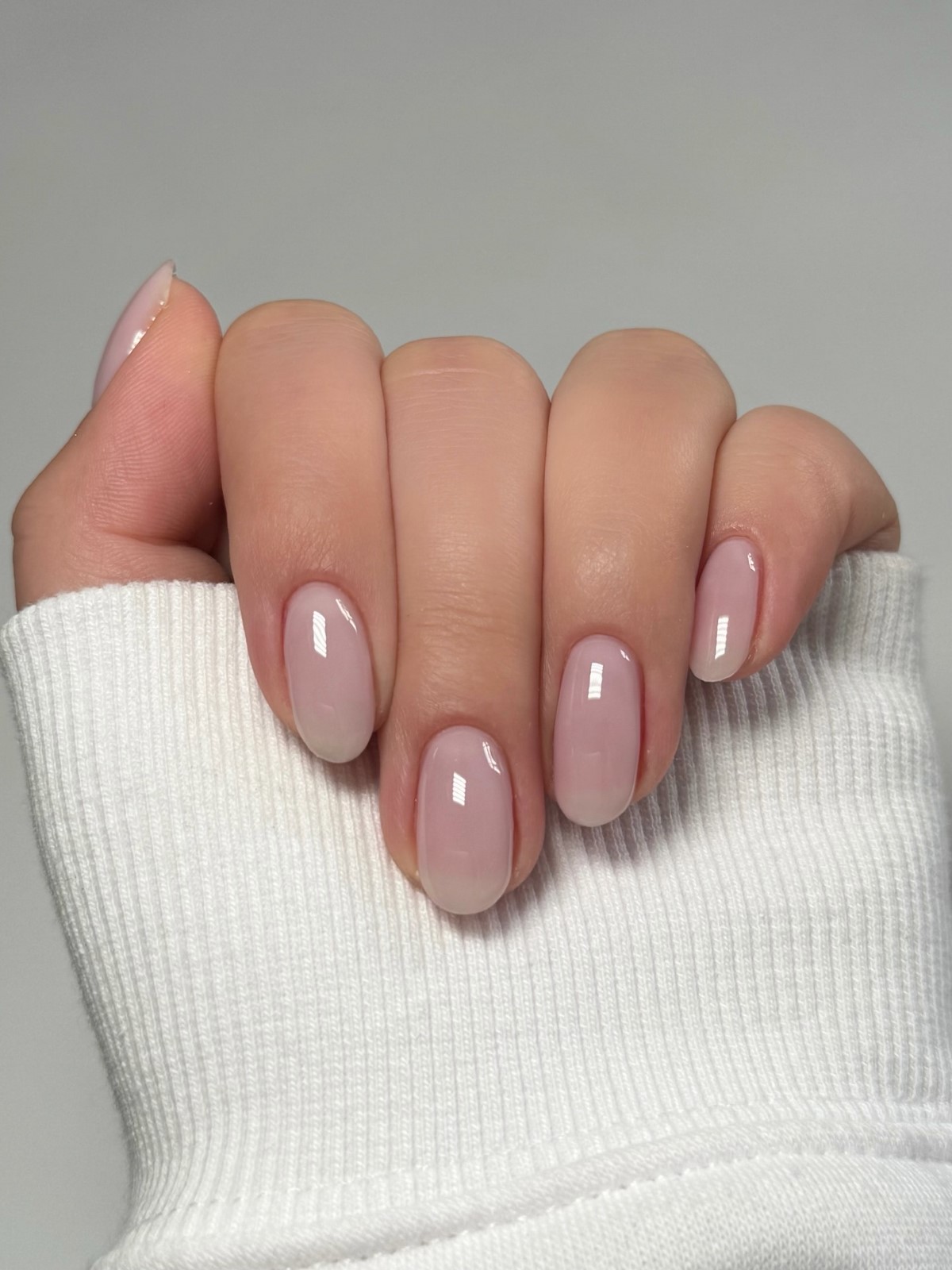 Світлий манікюр без щільного покриття і декору