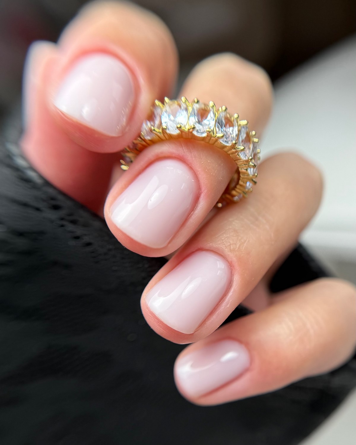 Світлий манікюр без щільного покриття і декору