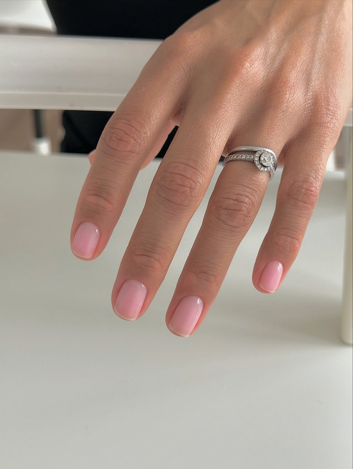 Світлий манікюр без щільного покриття і декору