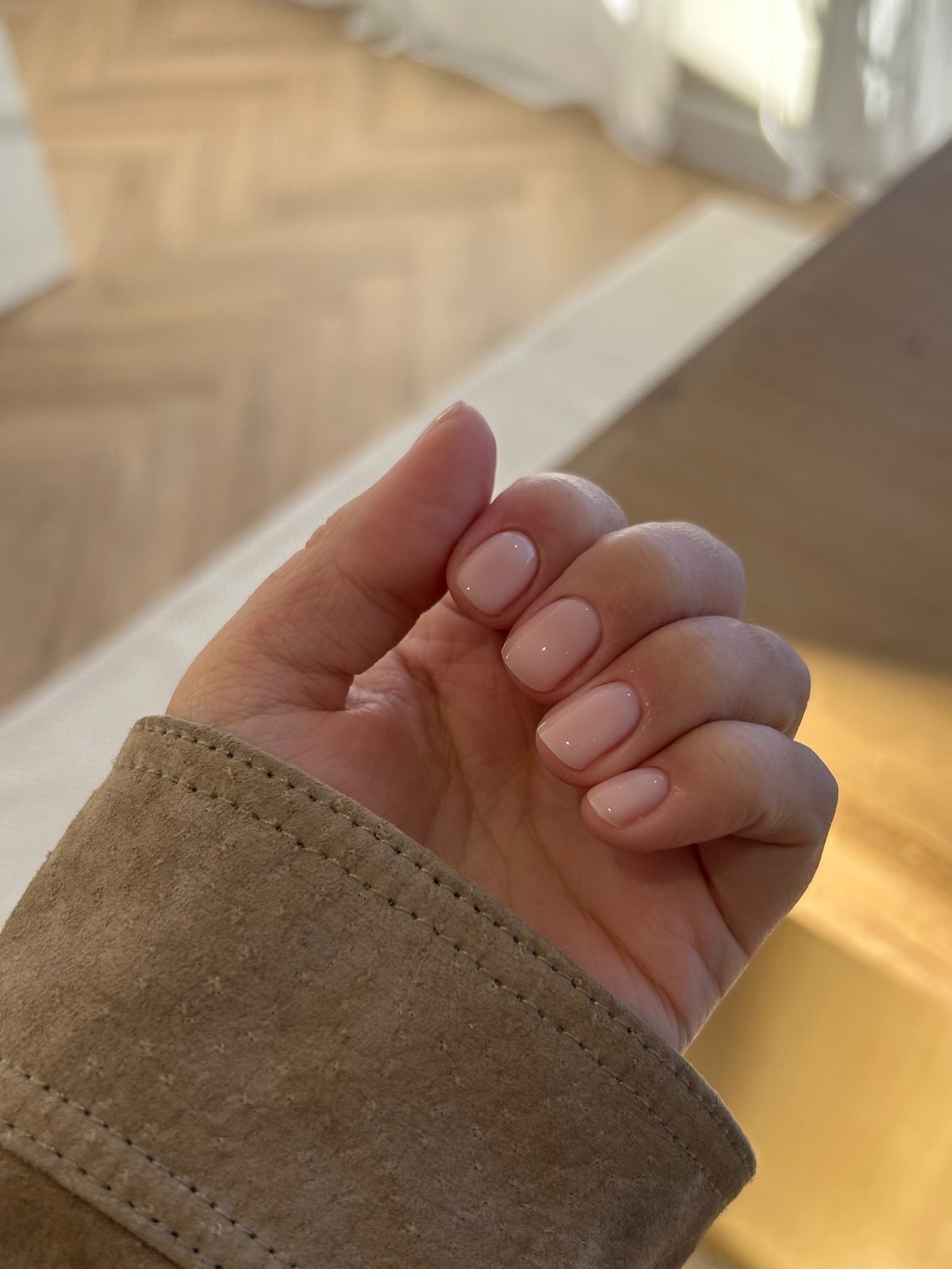 Світлий манікюр без щільного покриття і декору