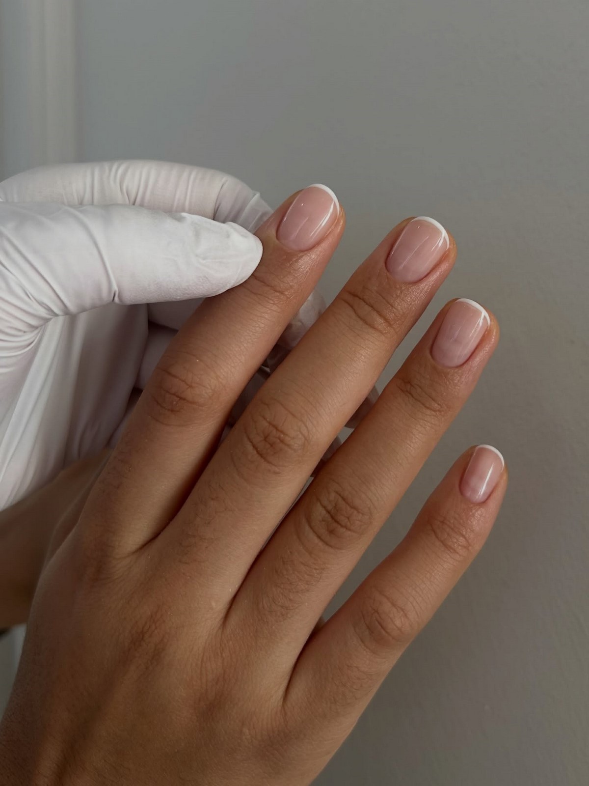 Світлий манікюр без щільного покриття і декору