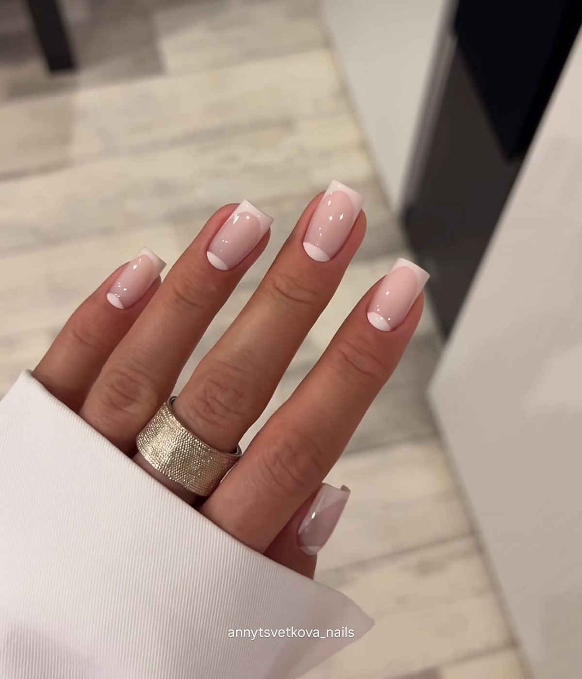 Світлий манікюр без щільного покриття і декору
