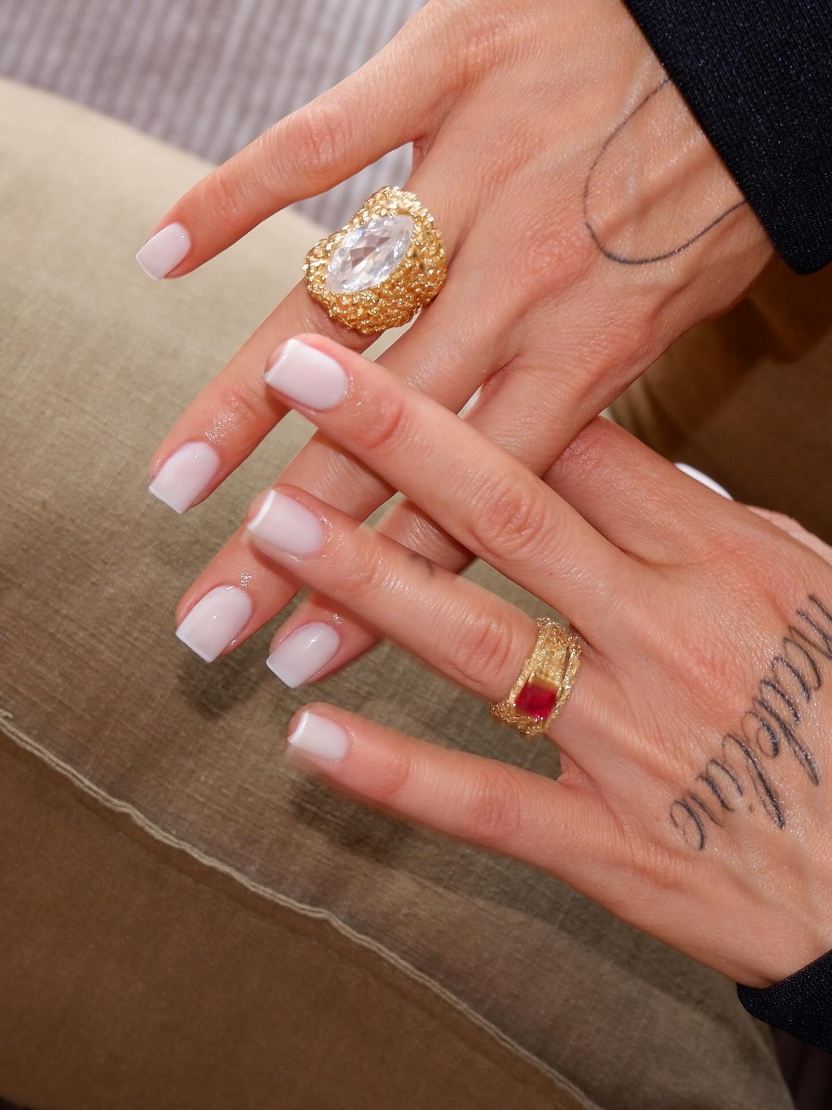 Світлий манікюр без щільного покриття і декору