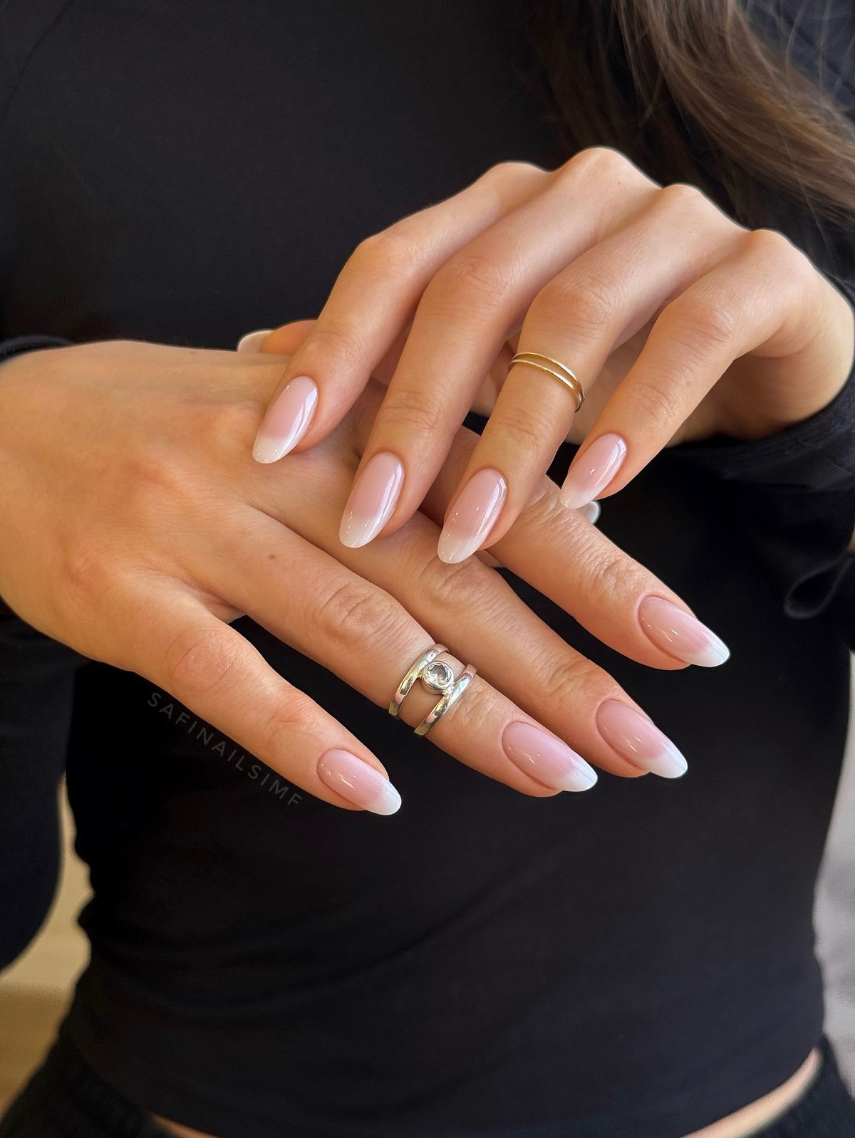 Світлий манікюр без щільного покриття і декору